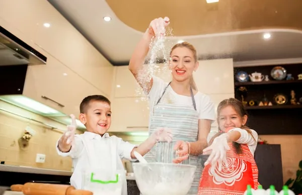 Baby can enjoy cooking in the kitchen with Mom because she has Senny cinnamon-flavored dishwashing liquid
