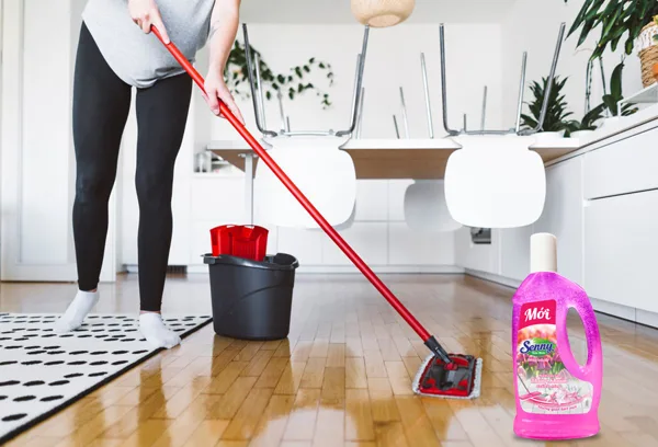Senny cleaned the floor with lily scent, the floor was clean and fragrant