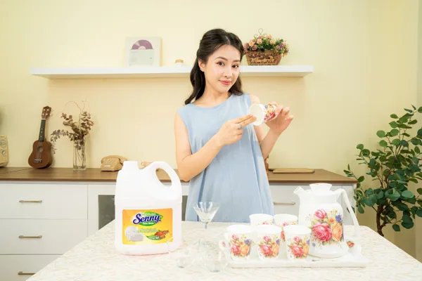 Senny cinnamon dishwashing liquid cleans dishes and soothes hands