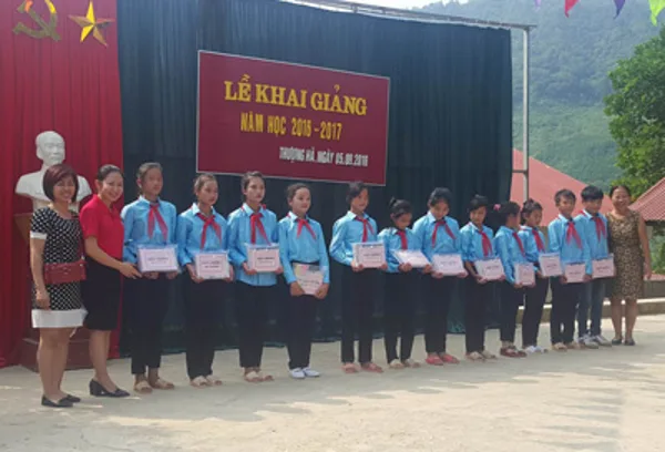 Vilaco JSC and Haiphong Businesswoman Club donated gifts and uniforms for upland students on the occasion of the new academic year