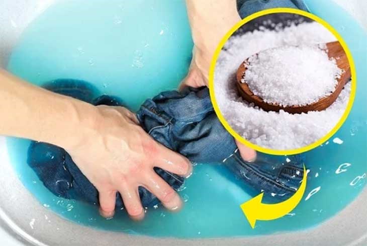 Không nên giặt quần jeans quá thường xuyên, hãy mặc ít nhất 2 lần rồi giặt